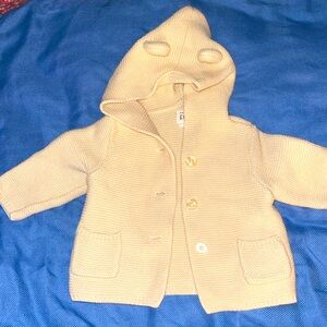 Cute knitted sweater unisex for boys or girls no stains no rips very cute